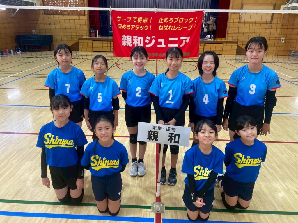 ロングサポーターを着用して笑顔でバレーボールを楽しむ選手たち